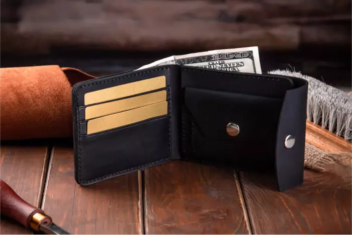 Шкіряний гаманець біфолд з монетницею чорного кольору від Lion Leather вигляд всередині