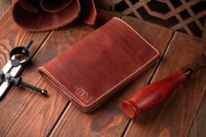 Персоналізовані подарунки. Обкладинка на паспорт з тисненням. Lion Leather