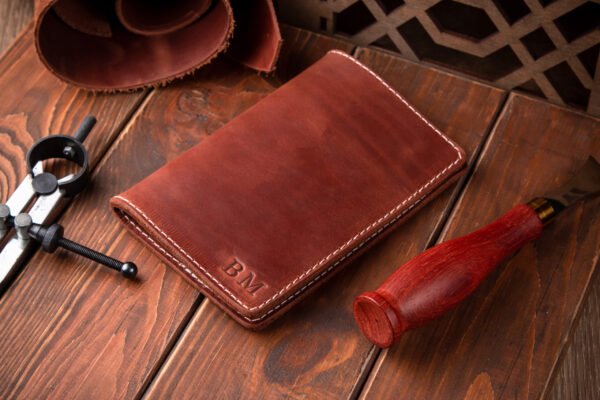 Персоналізовані подарунки. Обкладинка на паспорт з тисненням. Lion Leather