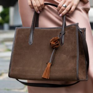 Жіноча замшева сумка Rect шоколадного кольору вигляд спереду від Lion Leather